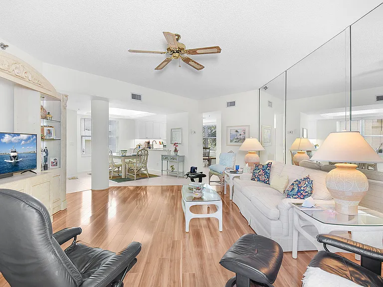 221 NE Plantation Rd #316 — Photo 11