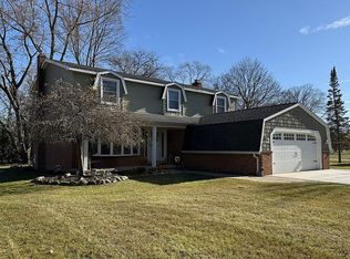 21491 Parke Ln, Grosse Ile, MI 48138