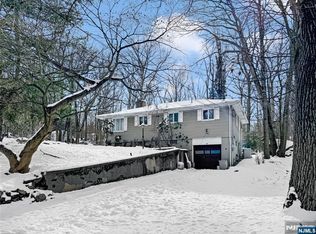 40 Pawnee Ave, Oakland, NJ 07436