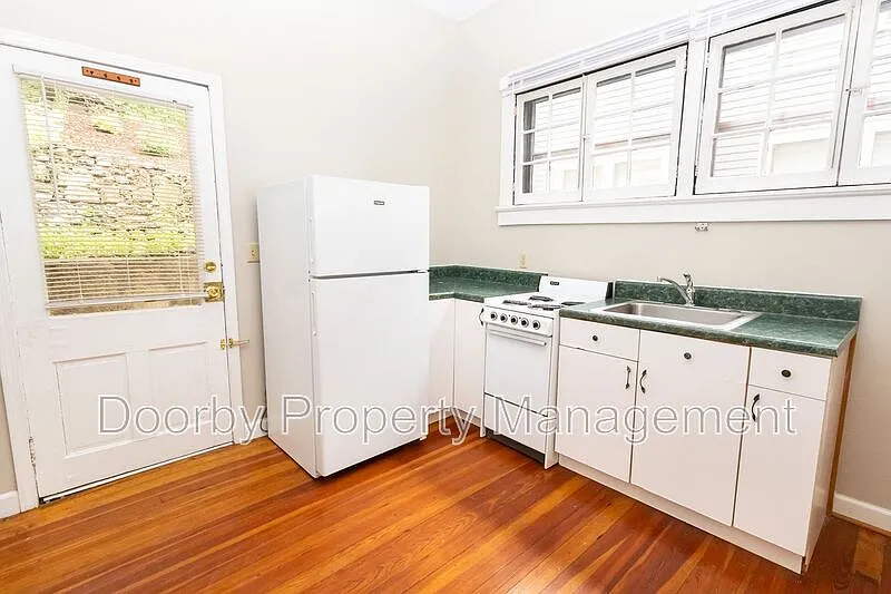 Building Photo - 318 Tremont St #2
