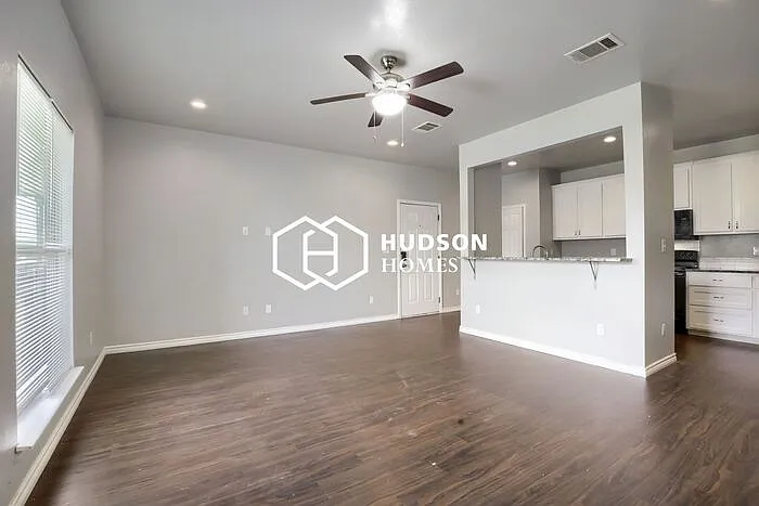 3 bed, 2.0 bath, 1218 sqft, $1,045 — Photo 3