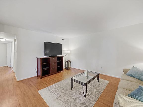 3rd image of 4278 Chateau De Ville Dr APT C