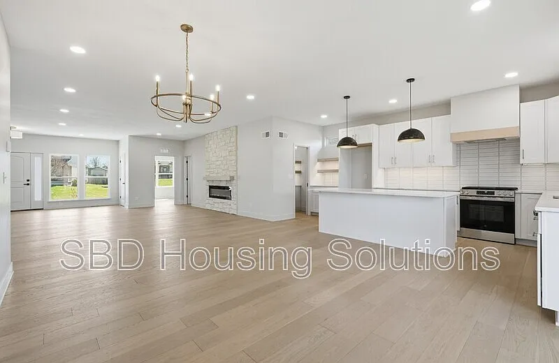5 bed, 3.5 bath, 4102 sqft, $4,600 — Photo 4