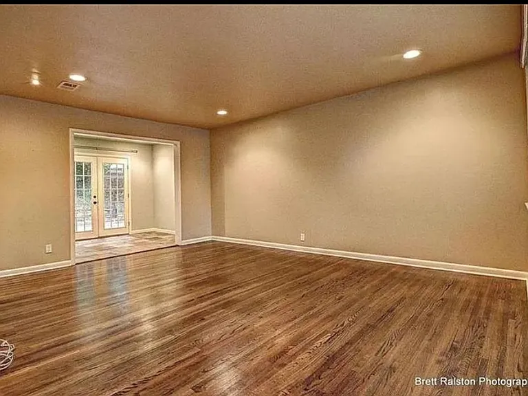 348 E Cleburn St — Photo 12