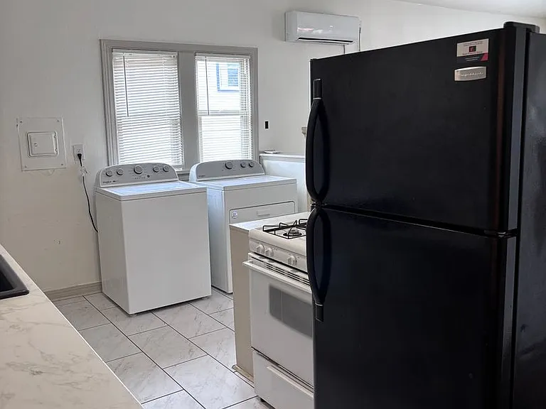 218 S Moore Ave — Photo 10