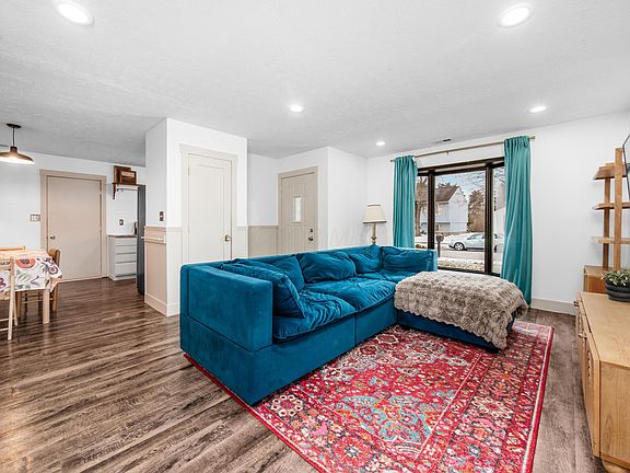 3rd image of 3996 Deer Lake Way