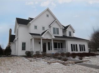 220 S Whispering Hills Dr, Naperville, IL 60540