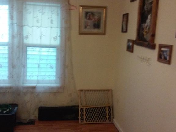 3rd image of 936 Knox St