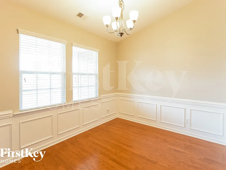 647 Redbud Ln — Photo 5