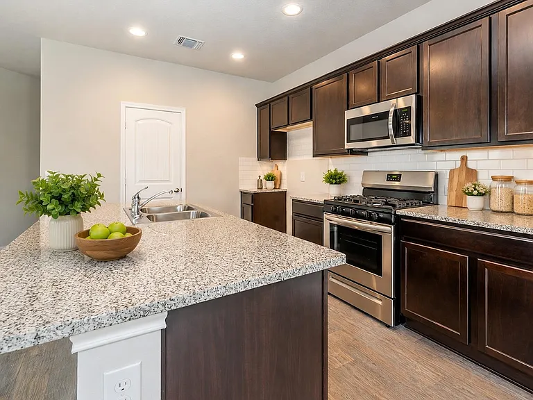 112 Stellamar Dr — Photo 3