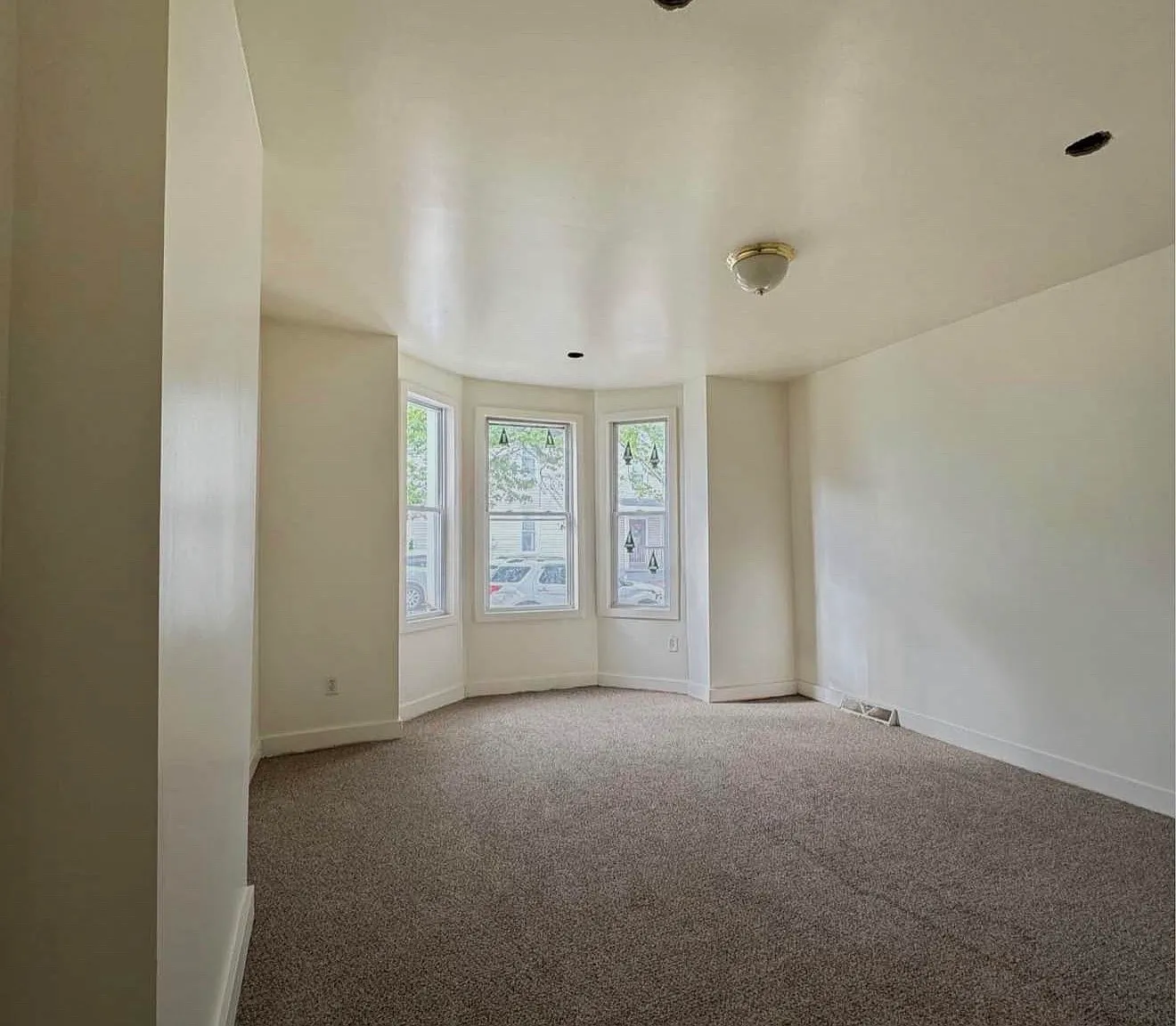 5 bed, 1.5 bath, 1350 sqft, $1,675 — Photo 3