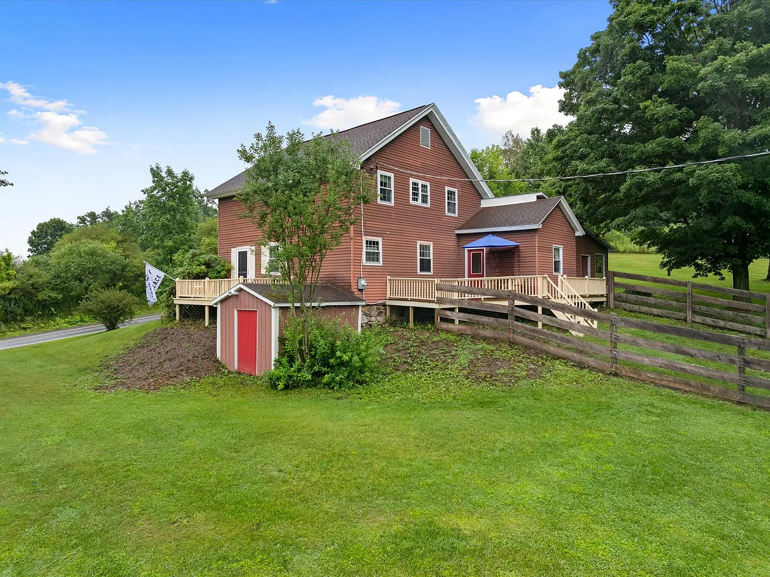 3 bed, 1.5 bath, 1840 sqft, $2,500 — Photo 2