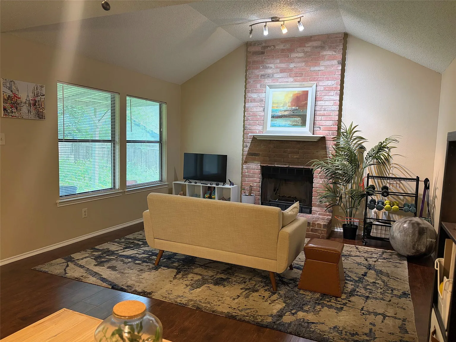 2 bed, 1.5 bath, 2373 sqft, $1,550 — Photo 4