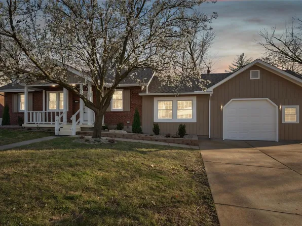 10120 Saint Katherine Ln, Saint Ann, MO 63074
