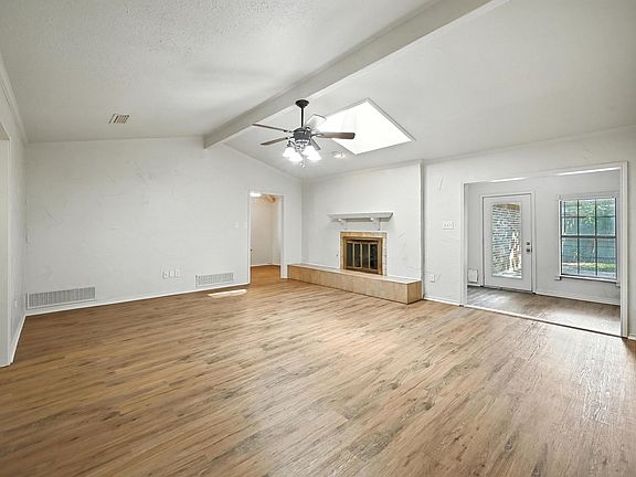 4th image of 1203 River Oaks Dr