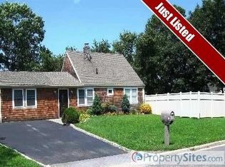 1 Yellow Pine Cir, Medford, NY 11763