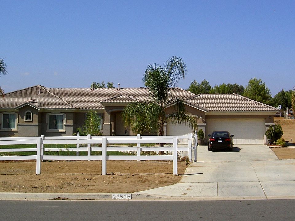 Front of the house with automatic gate and driveway.