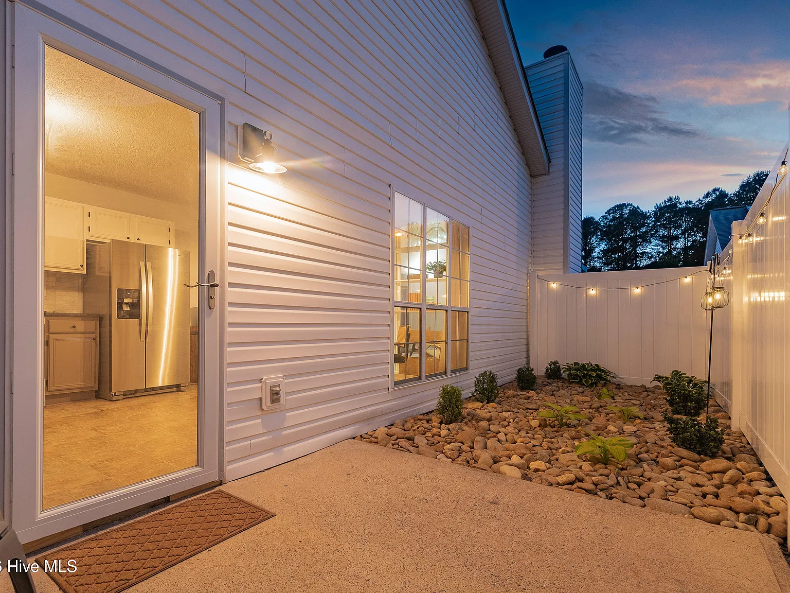 2 bed, 1.0 bath, $2,100 — Photo 4