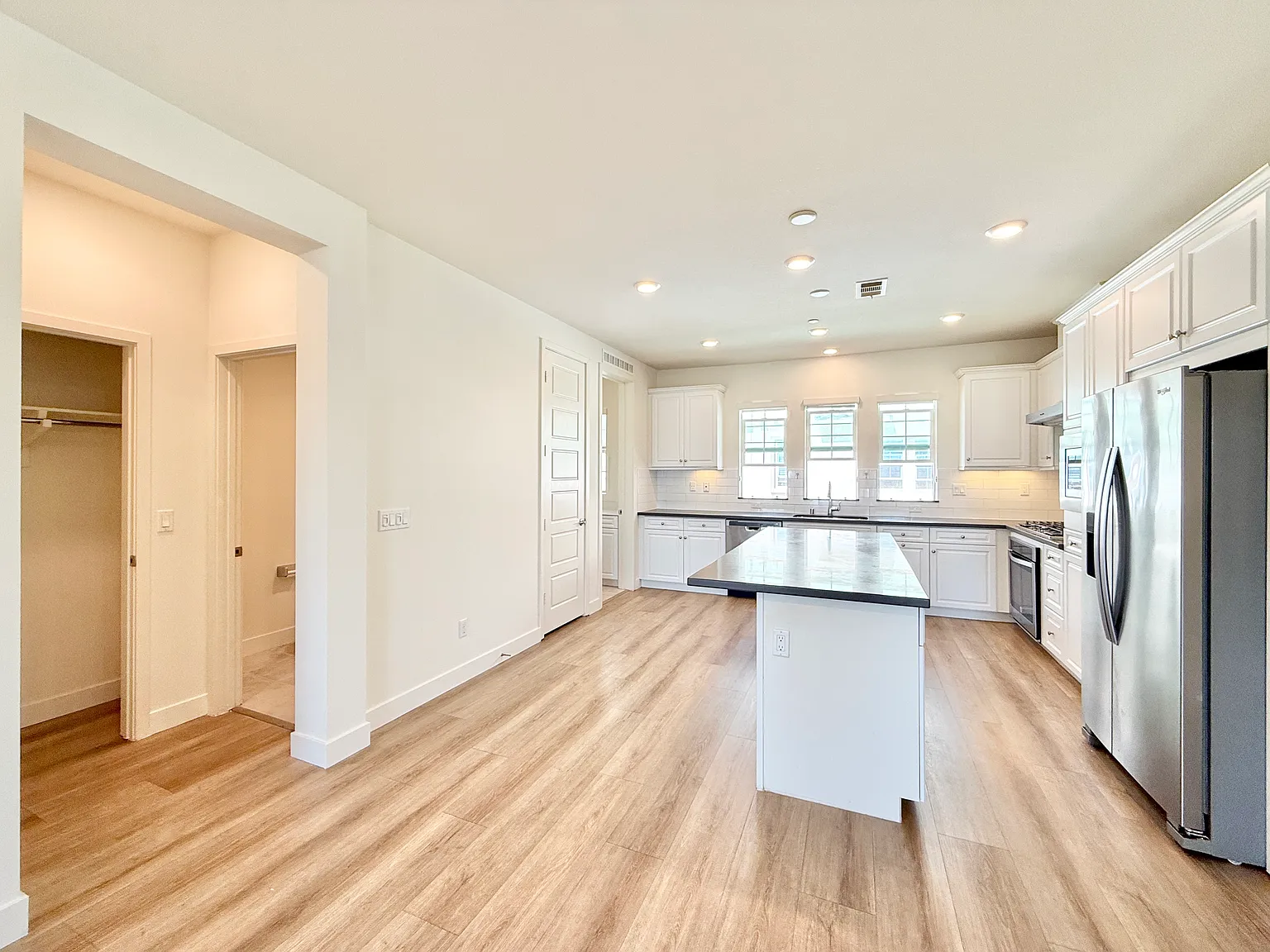 3 bed, 2.5 bath, 1817 sqft, $5,200 — Photo 3