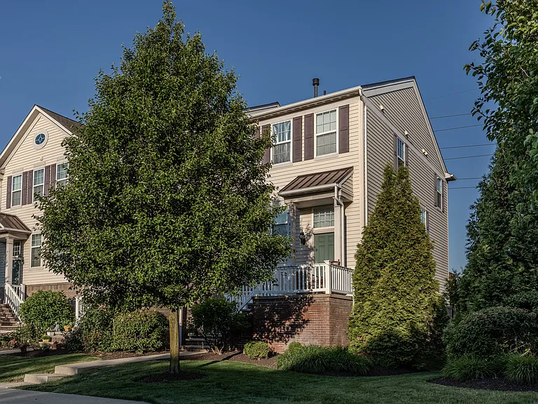 6180 N Pointe Dr — Photo 2