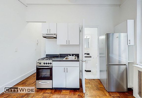 3rd image of 140 E 46th St APT Rf12