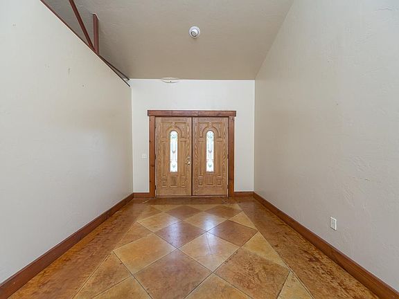 3rd image of 2520 N Taylor Ln
