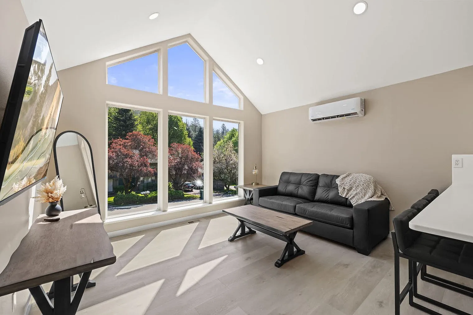 1 bed, 1.0 bath, 1194 sqft, $3,652 — Photo 1