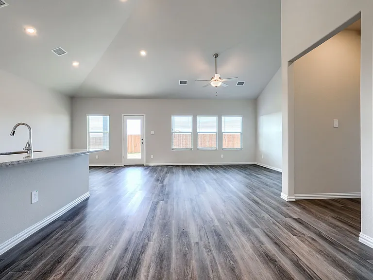 906 Jennie St — Photo 10