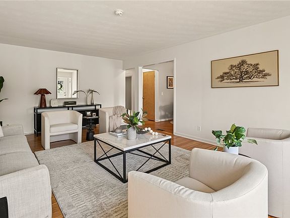 4th image of 37 Ridge Port Cir