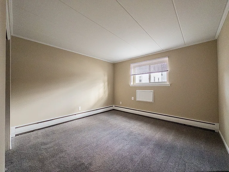 Lincoln Court Apartments — Photo 11