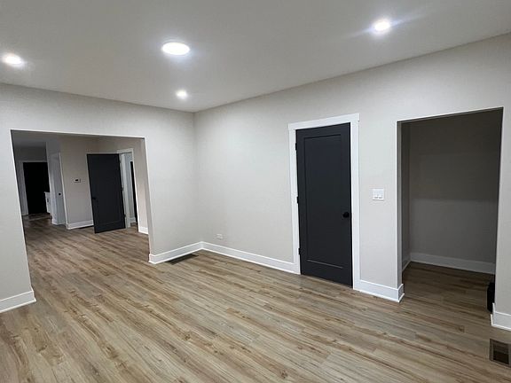 3rd image of 646 W 47th Pl #2