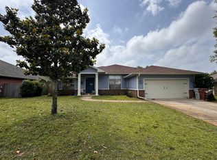 2733 Lakes Edge Ln, Navarre, FL 32566