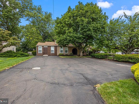 3rd image of 840 Davisville Rd