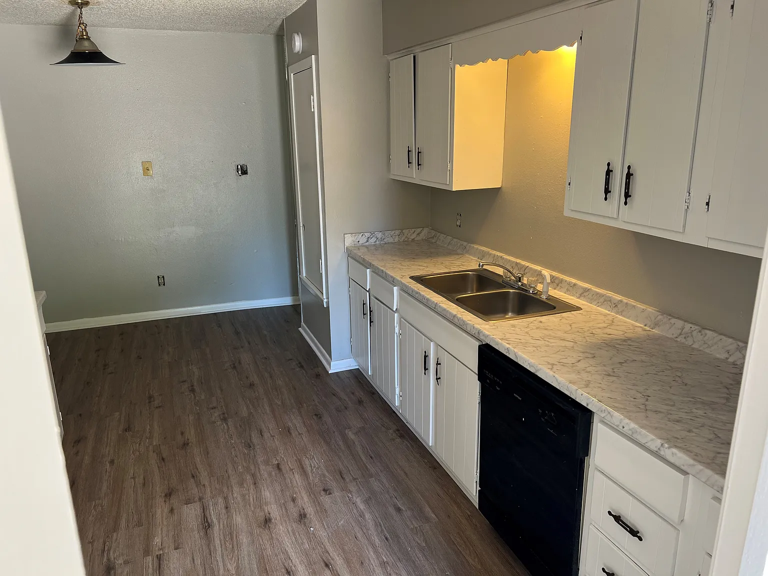 2 bed, 1.5 bath, 1067 sqft, $1,195 — Photo 2