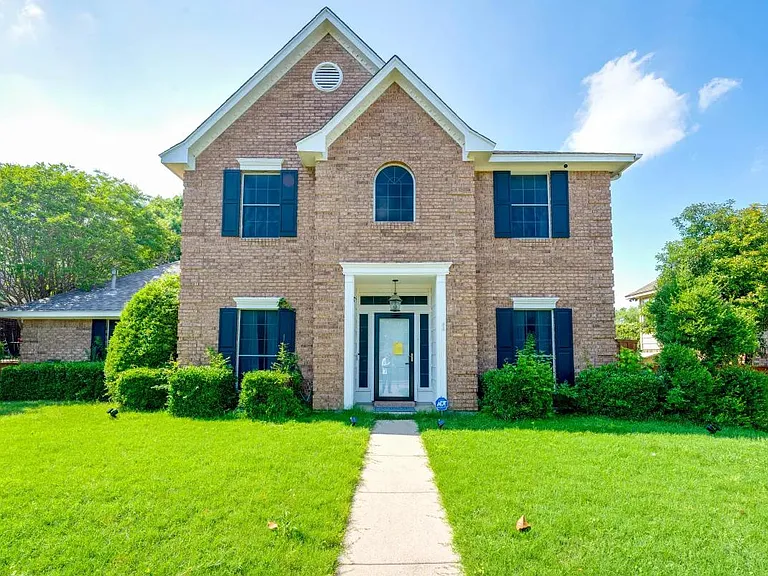 305 Indian Trail Ln — Photo 1