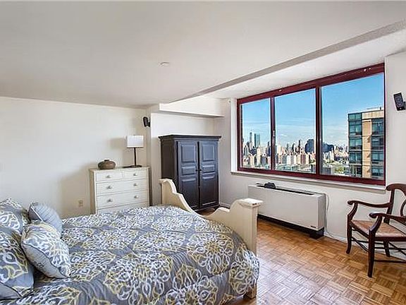 4th image of 4-74 48th Ave Unit Penthouse 1d