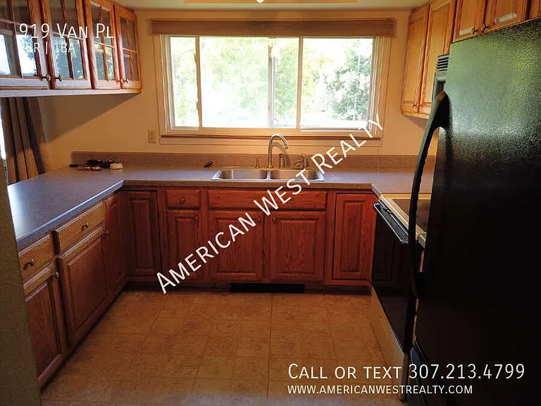 919 Van Pl — Photo 6