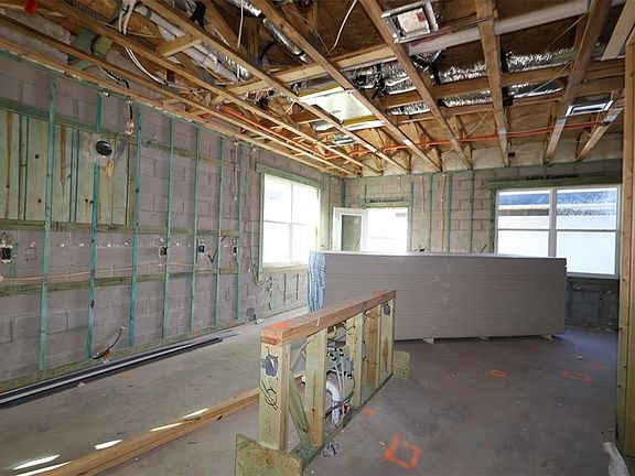 3rd image of 418 Lady Palm St