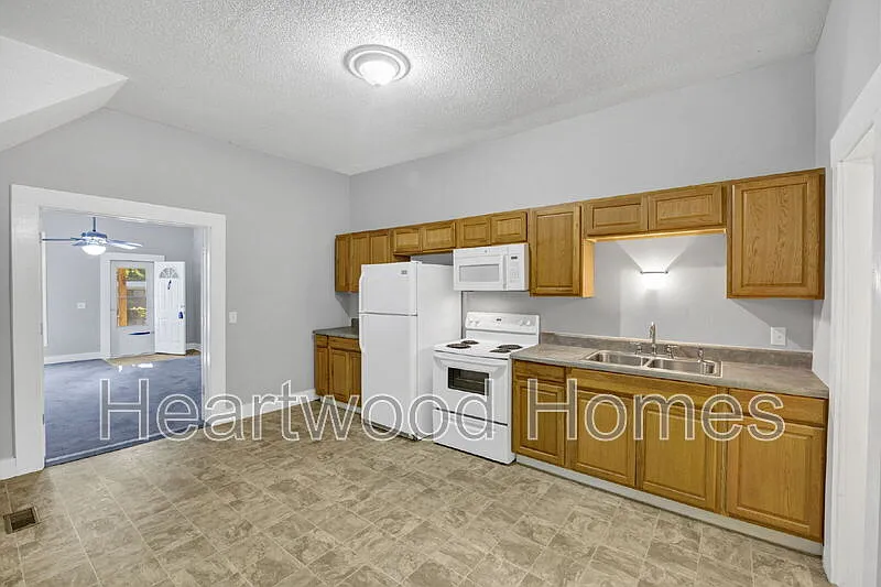 2 bed, 1.0 bath, 1103 sqft, $1,475 — Photo 2