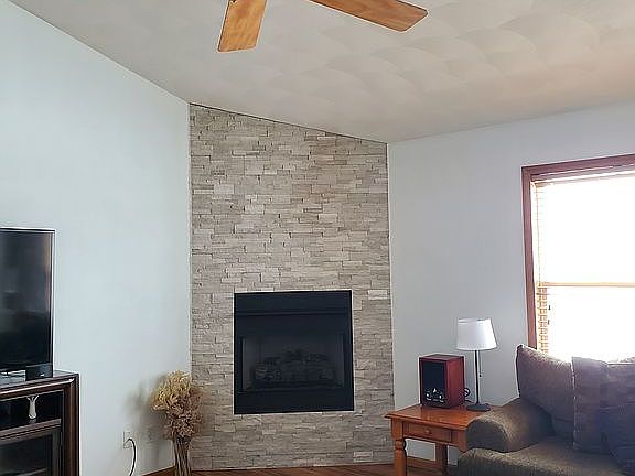 3rd image of 830 Winfield Dr