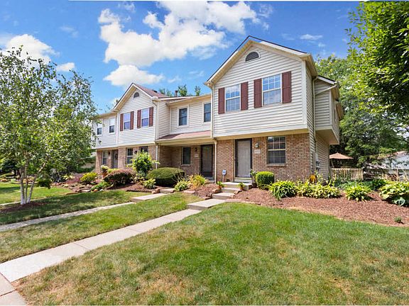 3rd image of 493 E Foxtrail Cres