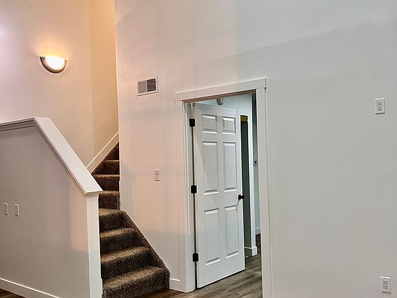 5th image of 716 N Niles Ave #2B-2Ba-942Sqft