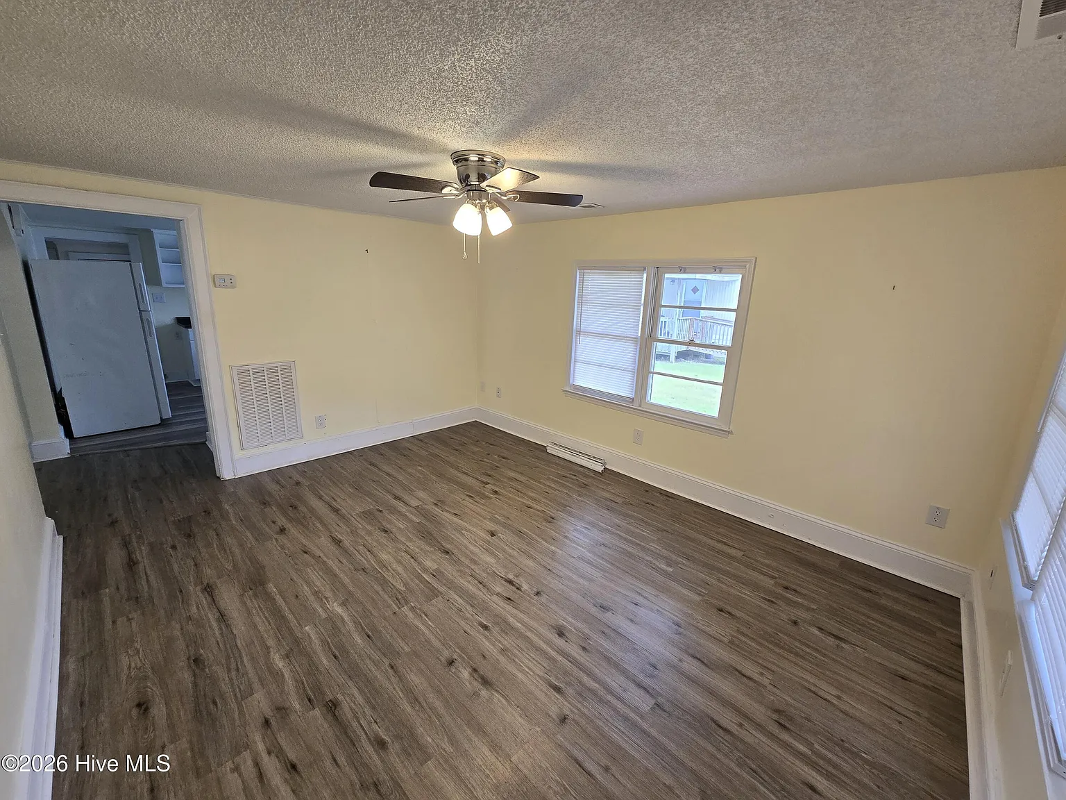 2 bed, 1.0 bath, 832 sqft, $1,375 — Photo 2