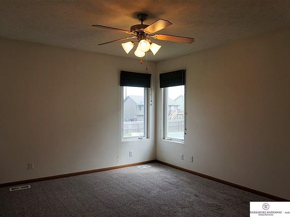 5th image of 613 Rosewood Ave