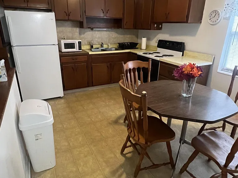 1622 NE Maureen Ct — Photo 6