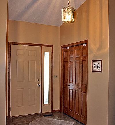Foyer with 2story vaulted ceilings