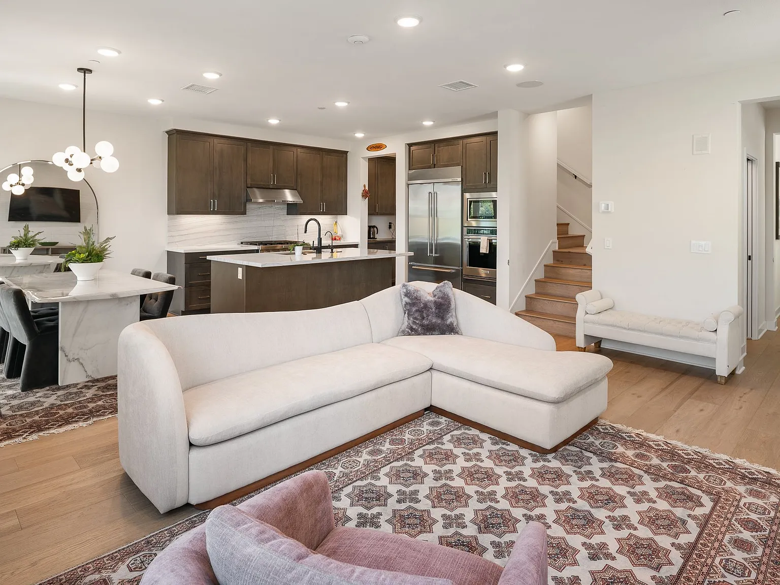 4 bed, 2264 sqft, $6,975 — Photo 4