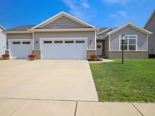 1012 Declaration Dr, Savoy, IL 61874