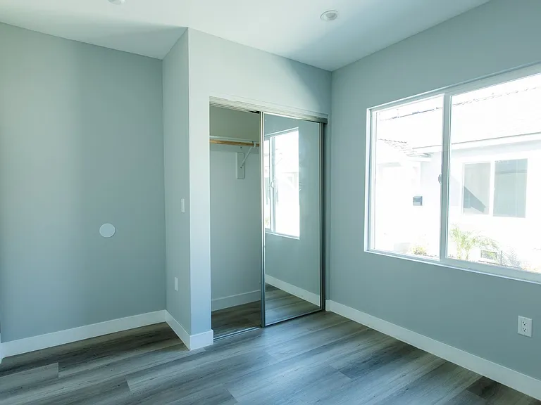 6433 S Victoria Ave — Photo 13