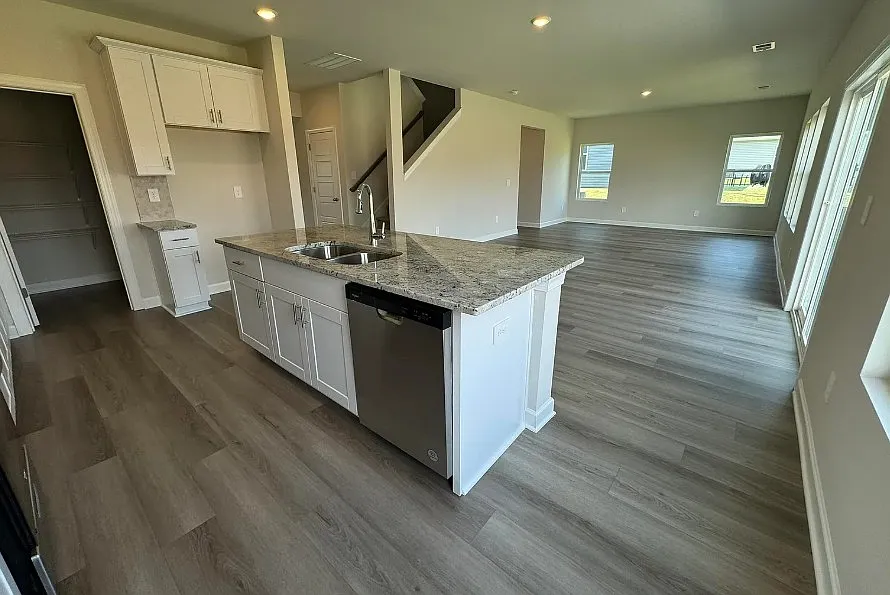 4 bed, 2479 sqft, $2,195 — Photo 4
